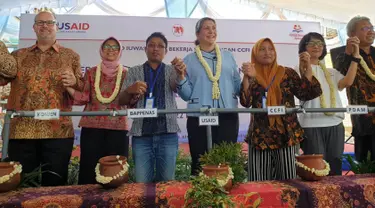 Konsul Jenderal AS di Surabaya Mark McGovern, Direktur USAID Erin E. Mckee, Ketua Pelaksana Coca-Cola Foundation Indonesia Titie Sadarini dan Direktur Pelayanan PDAM Surabaya Anizar Firmadi usai Meresmikan program master meter untuk air minum di Bubutan, Sabtu (23/3). (Liputan6.com/HO/Yusuf)