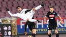 Aksi pemain Spezia, Jaime Baez saat berebut bola dengan pemain Napoli pada laga Piala Italia di San Paolo stadium, Naples (10/1/2017). Napoli menang 3-1. (Ciro Fusco/ANSA via AP)