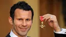 Berkat dedikasi dan pengabdiannya di dunia sepak bola, kerajaan Inggris memberikan gelar kebangsawanan Order of the British Empire (OBE) kepada Giggs pada 2007. (AFP/Fiona Hanson//POOL)