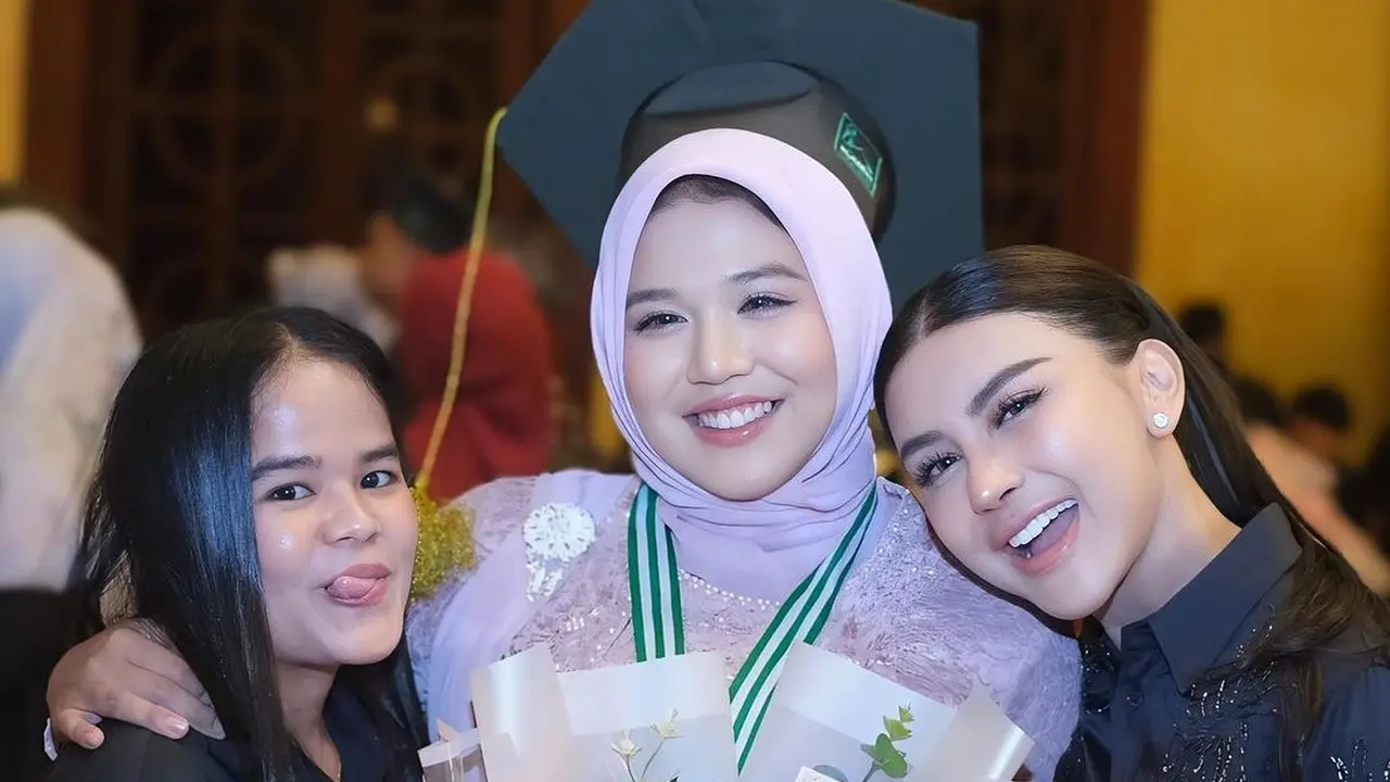 Potret wisuda Kanaya Tiara Atmaja anak ke-2 Bebizie Fatlanay (Sumber: Instagram/@bebizie)