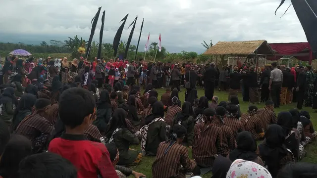 Prosesi seserahan air suci dari rombongan pengambil kepada Bupati Purbalingga dan rangkaian Grebeg Onje, Purbalingga. (Foto: Liputan6.com/Dinkominfo PBG/Muhamad Ridlo)