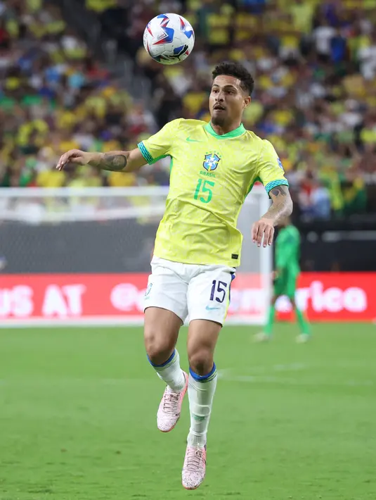 Joao Gomes juga bisa menjadi pertimbangan Liverpool mengingat usianya yang baru 23 tahun. Selain itu, Gomes juga sudah menjadi pemain mapan di skuad Brasil. Dia tampil starter di setiap pertandingan untuk negaranya di Copa America pada musim panas ini. (Ian Maule / GETTY IMAGES NORTH AMERICA / Getty Images via AFP)