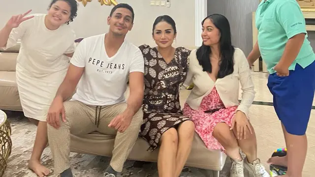 Krisdayanti dan anak sambungnya (Instagram/krisdayantilemos)