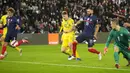 Prancis semakin jauh meninggalkan Kazakhstan saat Karim Benzema mencetak gol keduanya pada menit ke-59 dan membawa Prancis unggul 5-0. Kerjasamanya dengan Kylian Mbappe diakhiri dengan sepakan mendatar yang tidak mampu diantisipasi Stas Pokatilov. (AP/Michel Euler)