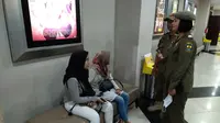 Petugas Satpol PP Kota Cirebon saat memberi imbauan dan sosialisasi kepada pelajar yang kepergok berkeliaran di mall. Foto (Liputan6.com / Panji Prayitno)