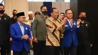 Presiden Joko Widodo atau Jokowi (Tengah), Ketua Umum PAN Zulkifli Hasan (Kiri), dan Sekjen PAN Eddy Soeparno (Kanan). (Dok. Istimewa)