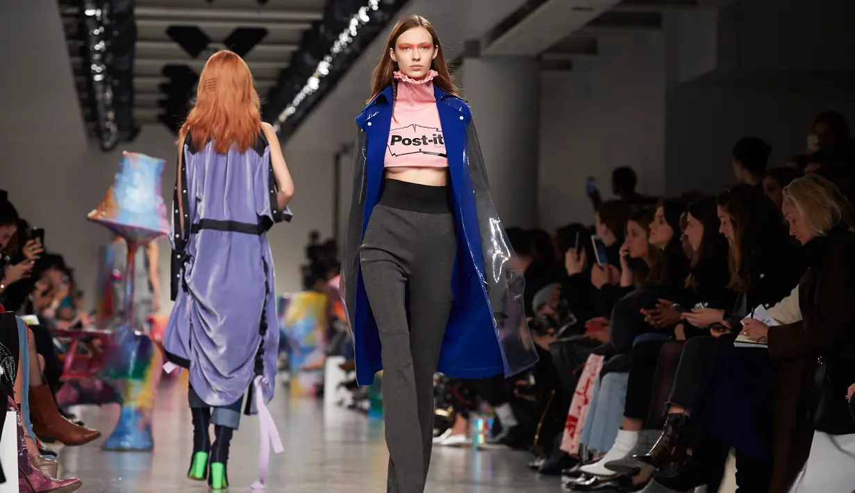 Model menampilkan busana unik label Fyodor Golan edisi Fall/Winter 2017 selama London Fashion Week di London, 17 Februari 2017. Label asal Inggris itu menunjukkan busana yang unik dan inspirasinya datang dari meja kerja. (NIKLAS HALLE'N/AFP)