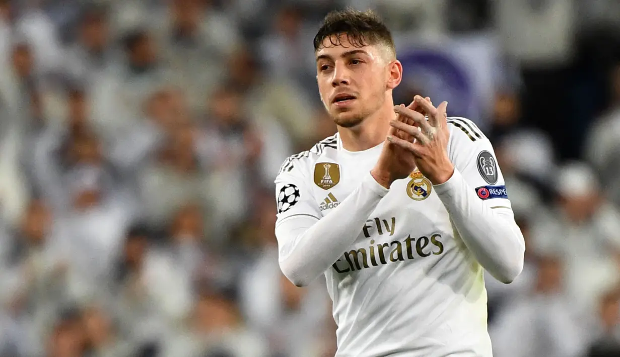 Gelandang Real Madrid, Federico Valverde juga memiliki klausul pelepasan tertinggi di Liga Spanyol. Pemain berkebangsaan Uruguay tersebut juga tercatat memiliki klausul pelepasan sebesar 1 miliar euro. (AFP/Gabriel Bouys)