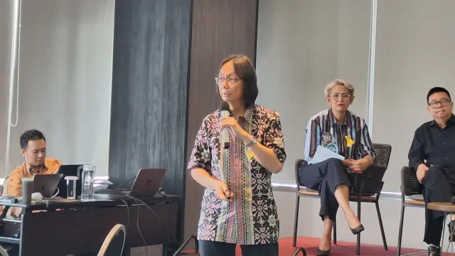 dr. Albert menjelaskan tentang media sebagai agen edukasi