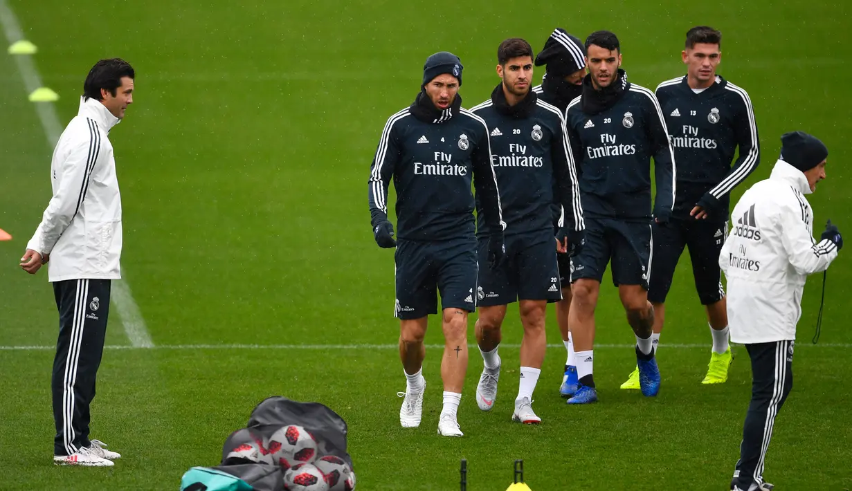 Pelatih sementara Real Madrid, Santiago Solari melihat para pemain berlatih di fasilitas pelatihan Ciudad Real Madrid di Valdebebas, Madrid (30/10). Sebelumnya Solari merupakan pelatih Real Madrid tim B. (AFP Photo/Gabriel Bouys)