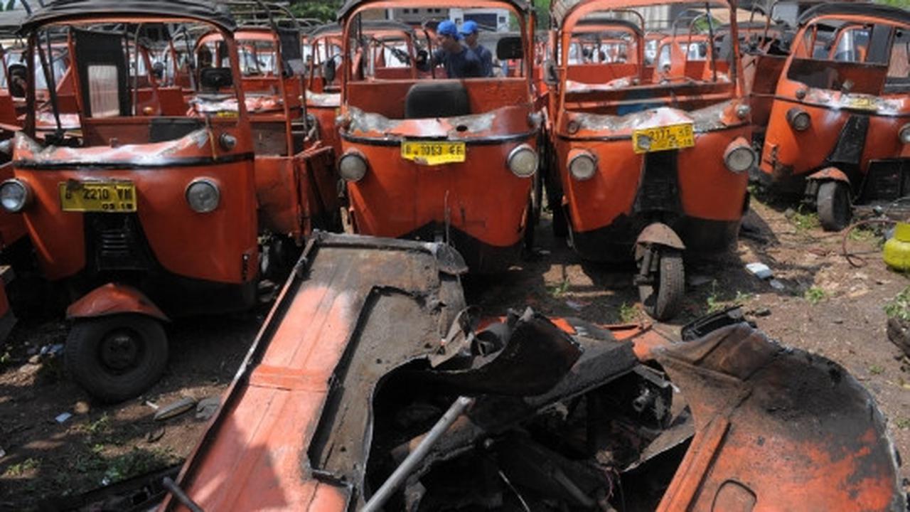 Melihat pemusnahan bajaj dua tak di Cipinang Bali