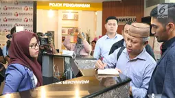 Dahlan Pido (kedua kanan) jelang membuat pengaduan pelanggaran Pemilu di Bawaslu, Jakarta, (18/10). Mereka melaporkan dugaan pelanggaran pemilu oleh dua menteri kabinet kerja, Luhut Binsar Pandjaitan dan Sri Mulyani. (Liputan6.com/Helmi Fithriansyah)