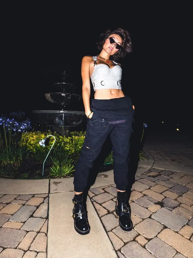 Sederet Koleksi Sepatu Bot Agnez Mo yang Bisa Menguras Isi Kantong