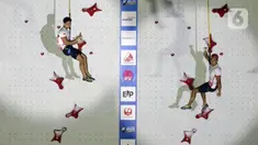 Atlet Panjat Tebing Putra Indonesia, Aspar (kanan) meluapkan kegembiraan usai mengalahkan rekan setimnya, Kiromal Katibin di Babak Final Kejuaraan Panjat Tebing Dunia IFSC 2022 di Jakarta, Sabtu (24/9/2022). Aspar menempati posisi utama dengan catatan waktu 5,39 detik. (Liputan6.com/Helmi Fithriansyah)