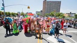 Sejumlah peserta mengenakan busana bertema putri duyung di Brooklyn , New York , (18/6). Parade ini diikuti lebih dari 3000 orang peserta yang mengenakan busana bertema Mermaid. (REUTERS / Eduardo Munoz)