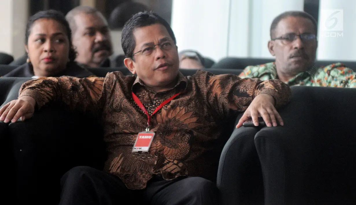 Sekjen DPR Indra Iskandar menunggu pemeriksaan penyidik KPK di Gedung KPK, Jakarta, Senin (18/2). Indra diperiksa sebagai saksi untuk tersangka mantan Wakil Ketua DPR Taufik Kurniawan terkait dugaan suap DAK Kebumen. (Merdeka.com/Dwi Narwoko)