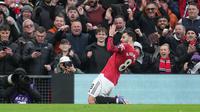 Gelandang Manchester United (MU), Bruno Fernandes, merayakan gol yang dicetaknya ke gawang Tottenham Hotspur dalam lanjutan Premier League 2025/2026 di Old Trafford, Sabtu (7/2/2026). (AP Photo/Jon Super)