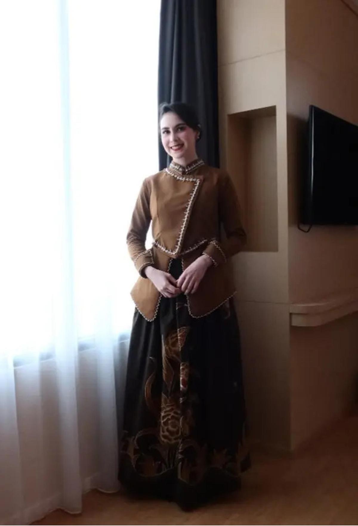 6 Outfit Ibu Pejabat ala Arumi Bachsin yang Penuh Wibawa, dari Batik Kekinian hingga Kebaya Elegan