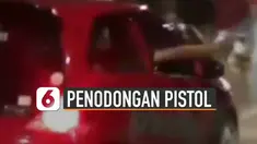 Beredar video pengendara mobil todong pistol ke arah warga dan kerumunan pengendara motor di jalan raya. Belum diketahui apa maksud dan tujuan pengendara mobil itu.