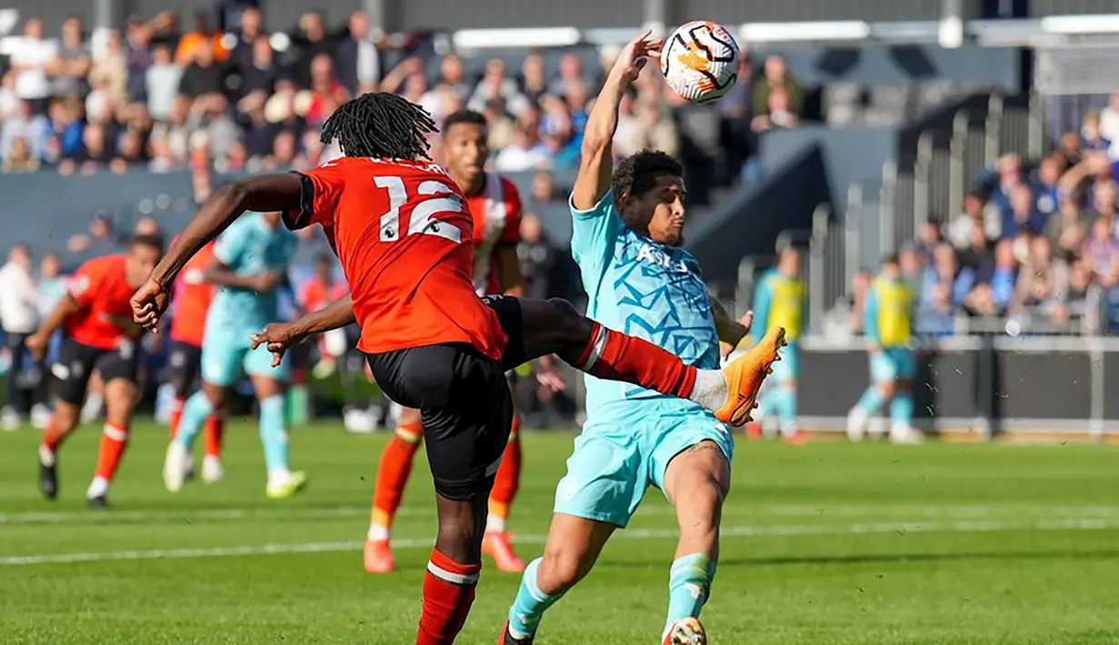 Saat unggul 1-0, Wolverhampton dihukum penalti oleh wasit Josh Smith akibat handball Joao Gomes di dalam kotak penalti. Lewat tinjauan VAR, tangan kanan Joao Gomes terkena pantulan bola dari kaki kirinya yang berusaha memblok tendangan Issa Kabore. Eksekusi penalti yang diambil Carlton Morris mampu mengubah skor 1-1 dan bertahan hingga akhir laga. (lutontown.co.uk)