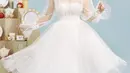 Dress dengan niuansa putih berpotongan flowy membuat tampilan Sandra Dewi begitu dreamy. [Foto: Instagram/ Sandra Dewi]