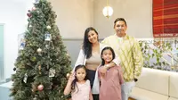 Sharena Delon bersama keluarga saat momen perayaan natal. (Instagram/mrsharena)