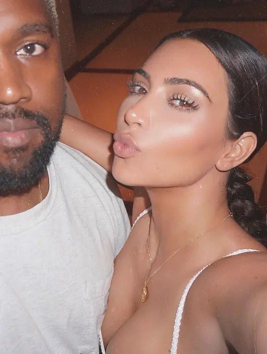 Ia sangat tak suka bila ada orang lain yang menjelekkan hubungan mereka berdua. (instagram/kimkardashian)