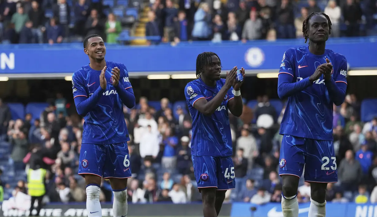Para pemain Chelsea melakukan tepuk tangan setelah laga lanjutan Liga Inggris 2024/2025 melawan Liverpool di Stamford Bridge, London, Inggris, Minggu (04/05/2025) waktu setempat. (AFP/Henry Nicholls)