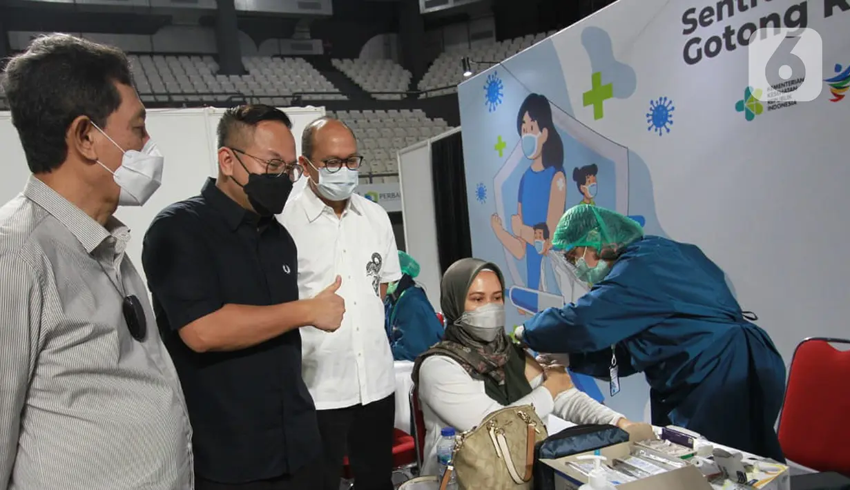 Perbanas bekerjasama dengan Bio Farma dan Kimia Farma menyiapkan 130.000 dosis vaksin sinopharm pada program vaksinasi gotong royong bagi 65.000 karyawan dari 48 bank pemerintah, swasta, asing dan daerah untuk mencapai target herd immunity di bulan Agustus 2021. (Liputan6.com/HO/Rizky)