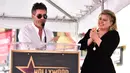 Mantan juri American Idol, Simon Cowell berbicara saat penyanyi dan pembawa acara talk show Kelly Clarkson meraih bintang Hollywood Walk of Fame di Los Angeles, Amerika Serikat, 19 September 2022. Setelah 20 tahun memenangkan musim perdana acara kompetisi menyanyi, Kelly Clarkson akhirnya diakui sebagai bintang di Hollywood Walk of Fame. (Photo by Jordan Strauss/Invision/AP)