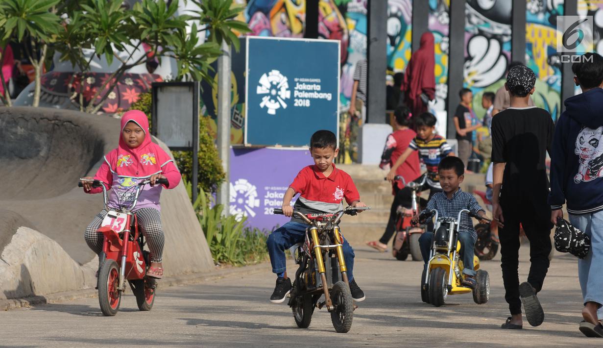 Beberapa anak bermain motor-motoran di area RTH Kalijodo, Rabu (20/6). Banyaknya pilihan permainan buat anak-anak menjadikan RTH Kalijodo memiliki daya tersendiri untuk menghabiskan waktu libur bersama keluarga. (Lipiutan6.com/Helmi Fithriansyah)