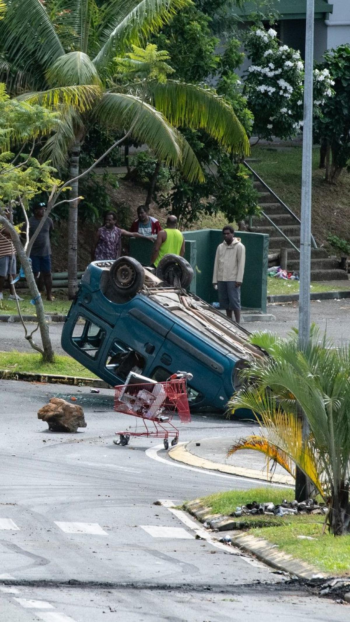 “Semuanya terbakar, manusia benar-benar tidak ada batasnya,” kata Olivia Iloa, mahasiswa Kaledonia Baru, sebagaimana dikutip Reuters. Foto: Delphine Mayeur/AFP<br>