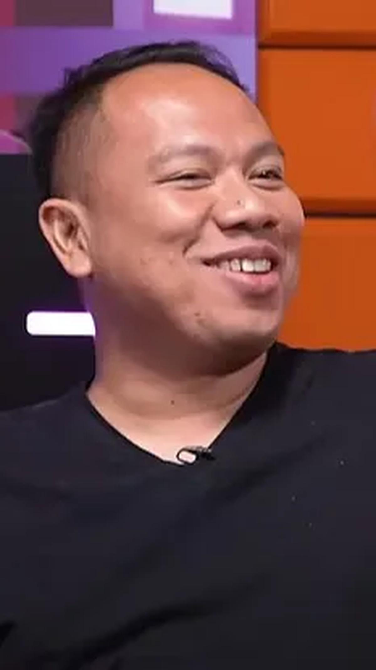 2. Vicky Prasetyo, Dapil Jawa Barat VI

Pelawak yang penuh sensasi ini siap menjadi bakal calon legislatif ( Bacaleg ) dengan visi misi membangun kesejahteraan guru ngaji. Ia berusaha membangun negeri dengan penuh kedamaian.
