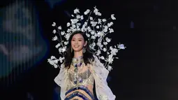 Model Tiongkok, Ming Xi berjalan di atas catwalk memperagakan koleksi lingerie pada Victoria’s Secret Fashion Show 2017 di Shanghai, Senin (20/11). Ming sempat tergelincir dan jatuh tersungkur di catwalk. (FRED DUFOUR/AFP)