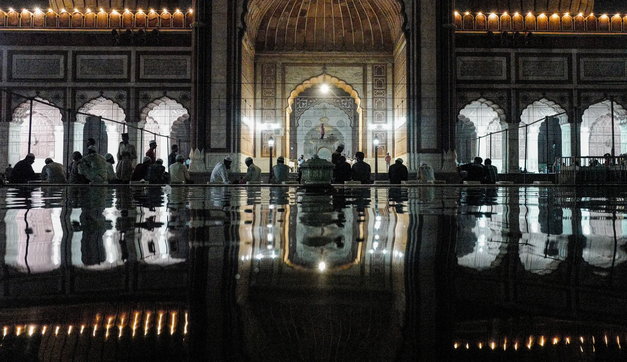 FOTO: Semarak Muslim India Menjalankan Salat Terawih di Bulan Ramadan ...