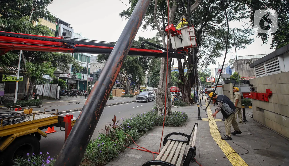Petugas Satgas Bina Marga Jakarta Pusat melakukan penataan jaringan utilitas di kawasan Wahid Hasyim, Jakarta, Selasa (15/3/2022). Penataan kabel utilitas yang semrawut diharapkan meningkatkan kualitas pedesterian DKI Jakarta sehingga pejalan kaki merasa aman dan nyaman. (Liputan6.com/Faizal Fanani)
