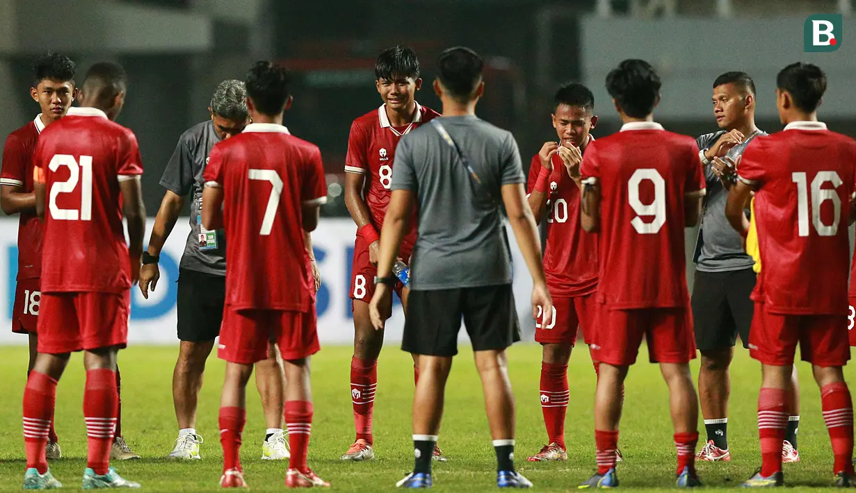 <p>Penyerang Timnas Indonesia U-17, Arkhan Kaka (8)&nbsp;menangis usai pertandingan melawan Timnas Uni Emirat Arab U-17 di laga Grup B Kualifikasi Piala Asia U-17 2023 yang berlangsung di Stadion Pakansari, Bogor, Rabu (5/10/2022) (Bola.com/M Iqbal Ichsan)</p>