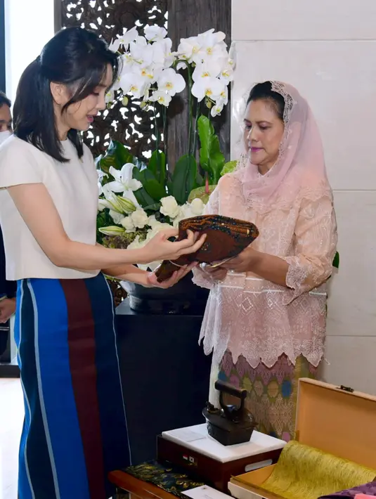 <p>Tak lupa juga Ibu Iriana Jokowi memperkenalkan kain tenun Endek Bali. [Foto: Biro Pers Istana Negara]</p>