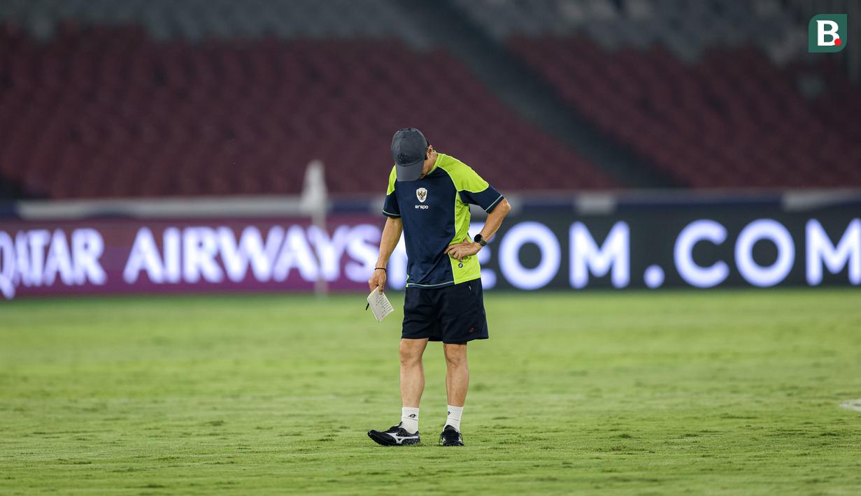 <p>Pelatih Timnas Indonesia, Shin Tae-yong tampak memeriksa kualitas rumput dengan menjejak-jejak kakinya saat sesi latihan resmi menjelang laga lanjutan putaran Grup C Kualifikasi Piala Dunia 2026 melawan Jepang di Stadion Utama Gelora Bung Karno (SUGBK), Senayan, Jakarta, Kamis (14/11/2024). (Bola.com/Bagaskara Lazuardi)</p>
