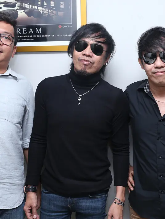 Kasus Ian Kasela dengan rumah karaoke keluarga masih dalam proses hukum. Dua kali Polda Jatim memanggil Ian Kasela, vokalis band Radja. (Andy Masela/Bintang.com)