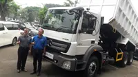 Director of Network, Product and Retail Trucks Indonesia Maximilian Knorr berpose bersama salah satu konsumen loyal truk Mercedes-Benz. (Herdi Muhardi)