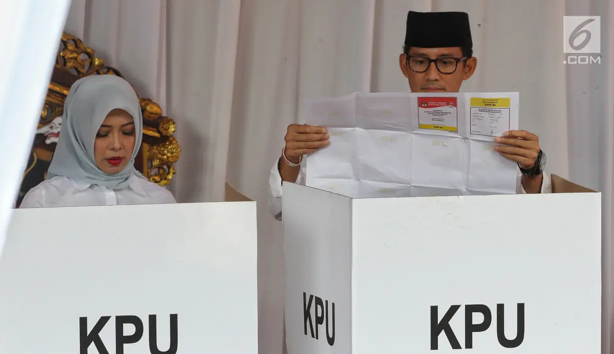 Calon Wakil Presiden nomor urut 02 Sandiaga Uno bersama istri Nur Asia Uno (kiri) melakukan pencoblosan kertas suara di bilik suara TPS 002 Selong, Kebayoran Baru, Jakarta Selatan, Rabu (17/4). Sandiaga Uno dan Nur Asia menggunakan hak pilihnya dalam Pemilu 2019. (Liputan6.com/Johan Tallo)