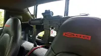 Seperti Film, Mobil Ini Dilengkapi Senapan AR-15