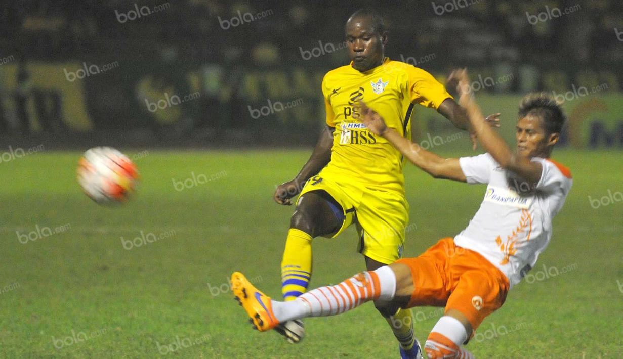 Pemain Gresik United, Eduardo Maceil (kiri), berebut bola dengan pemain Perseru Serui dalam laga Torabika Soccer Championship presented by IM3 Ooredoo di Stadion Tridarma, Gresik, Sabtu (7/5/2016). (Bola.com/Fahrizal Arnas)