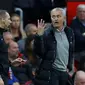 Pelatih Manchester United, Jose Mourinho, memprotes wasit cadangan pada laga melawan Burnley di Stadion Old Trafford, Sabtu (29/10/2016). (Action Images via Reuters/Carl Recine)