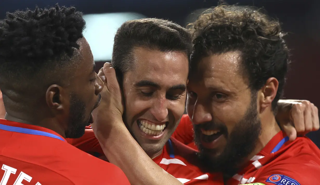 Gelandang Granada, Angel Montoro (tengah) merayakan gol penyeimbang 1-1 yang dicetaknya ke gawang Napoli dalam laga leg kedua babak 32 Besar Liga Europa 2020/21 di Diego Armando Maradona Stadium, Kamis (25/2/2021). Granada kalah 1-2 dari Napoli. (LaPresse via AP/Alessandro Garofalo)
