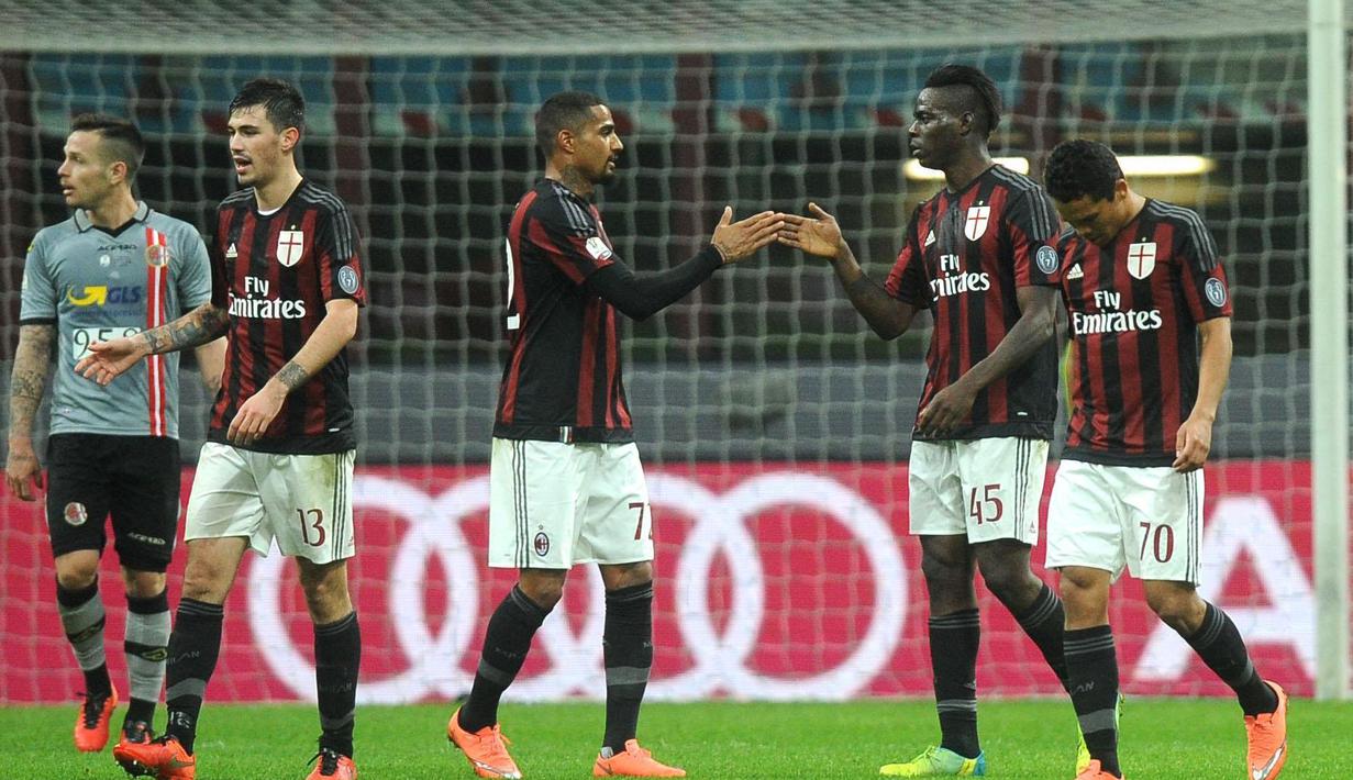 Striker AC Milan, Mario Balotelli, merayakan gol yang dicetaknya ke gawang Alessandria dalam semifinal Coppa Italia di Stadion San Siro, Milan, Rabu (2/3/2016) dini hari WIB. (EPA/Daniele Mascolo)
