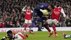 Kiper Brentford, David Raya, menangkap bola saat melawan Arsenal pada laga Liga Inggris di Stadion Emirates, London (11/2/2023). Arsenal gagal memetik tiga poin saat berlaga di kandang sendiri. (AP Photo/Frank Augstein)