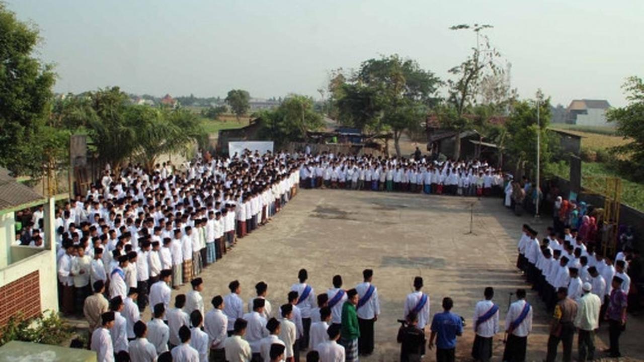 Hari Santri Nasional, ribuan santri di Kediri upacara pakai sarung