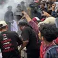 Massa aksi demo menolak hasil Pemilu 2024 di depan Gedung DPR, Senayan, Jakarta, Selasa (5/3) membakar baliho bergambar foto Presiden Jokowi. (Liputan6.com/Nanda Perdana Putra)